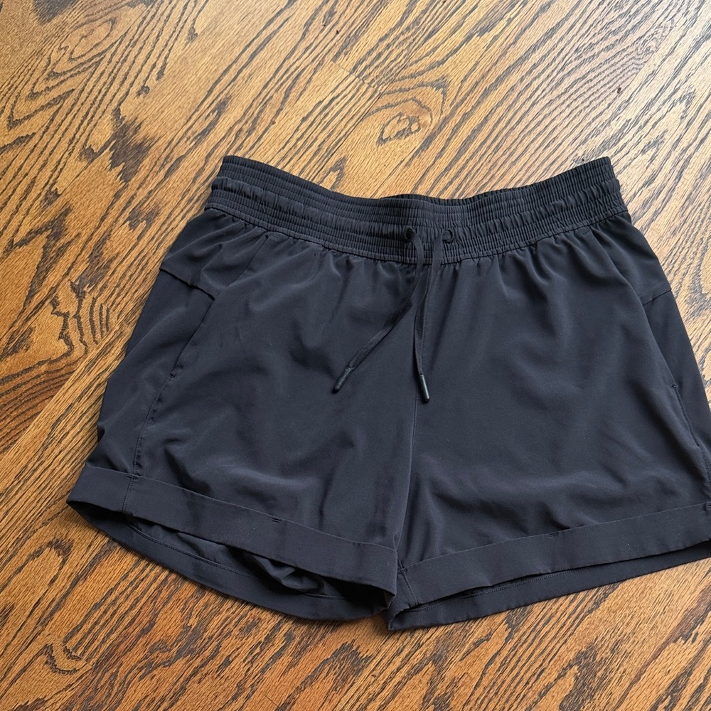 lululemon athletica Black Spring Break Away Shorts size 6 cuffed casual